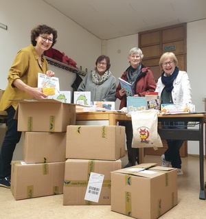 Die Kartons für die Geschenktüten für ukrainische Flüchtlingskinder sind angekommen